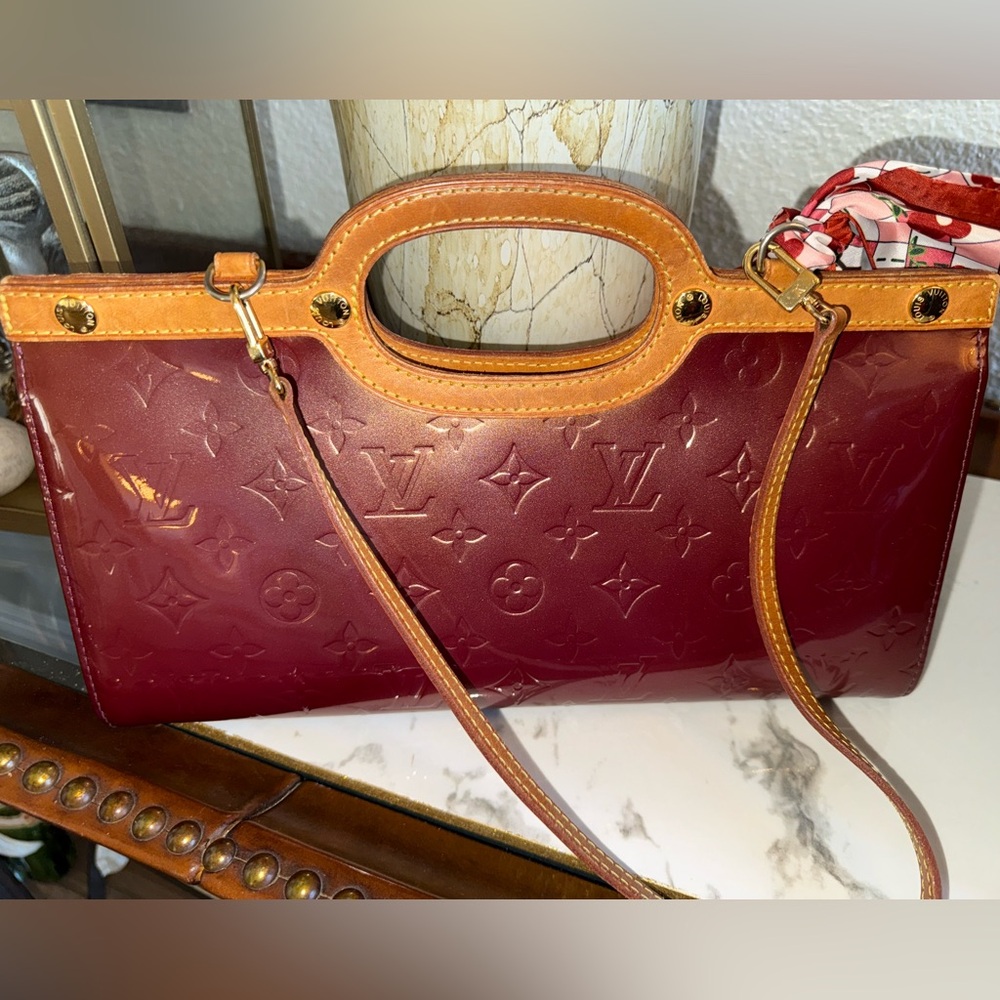 💯AUTHENTIC LOUIS VUITTON ROXBURY AMARANTE VERNIS DRIVE 2WAY SHOULDER BAG/CLUTCH - Picture 3 of 16